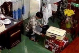 CLIP: Nam thanh niên lẻn vào tiệc cưới ăn cắp tiền mừng để mua vàng và Iphone tặng bạn gái