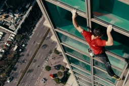 Khủng khiếp nhà vô địch leo núi, tay không leo tòa nhà "chọc trời" 422 mét