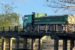 Cầu 13 tấn "cõng" xe 30-40 tấn, cầu Trắng chịu được đến bao giờ?