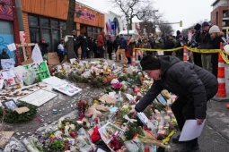 Ông Donald Trump thay đổi chiến lược sau vụ đặc vụ ICE bắn chết người