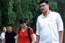 "Khổng lồ" bóng rổ Yao Ming 2m29 khiến vợ phải kêu khổ về chuyện "thầm kín"