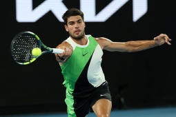 Video tennis Alcaraz - De Minaur: Kịch tính set 1, hiên ngang vào bán kết (Australian Open)