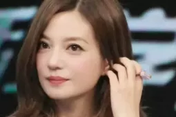 Triệu Vy bị tấn công