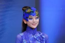 Sắc vóc không tuổi của ‘chim công làng múa’ Dương Lệ Bình khi đến Hà Nội