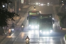 Ô tô lắp đèn siêu sáng gây cảnh 'mù tạm thời' cực nguy hiểm trên đường Hà Nội