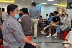 Xếp hàng chờ mua bạc 'trên giấy'