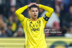 Ronaldo bị xà ngang từ chối siêu phẩm, HLV quát vì tranh đá phạt với đồng đội