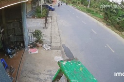 Clip: Ô tô lao nhanh từ ngõ làm xe máy giật mình ngã xoài