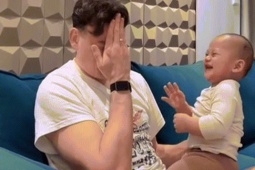 Con trai Đặng Văn Lâm cười khanh khách khi nghe bố kể chuyện