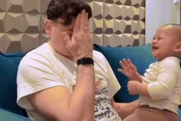 Con trai Đặng Văn Lâm cười khanh khách khi nghe bố kể chuyện