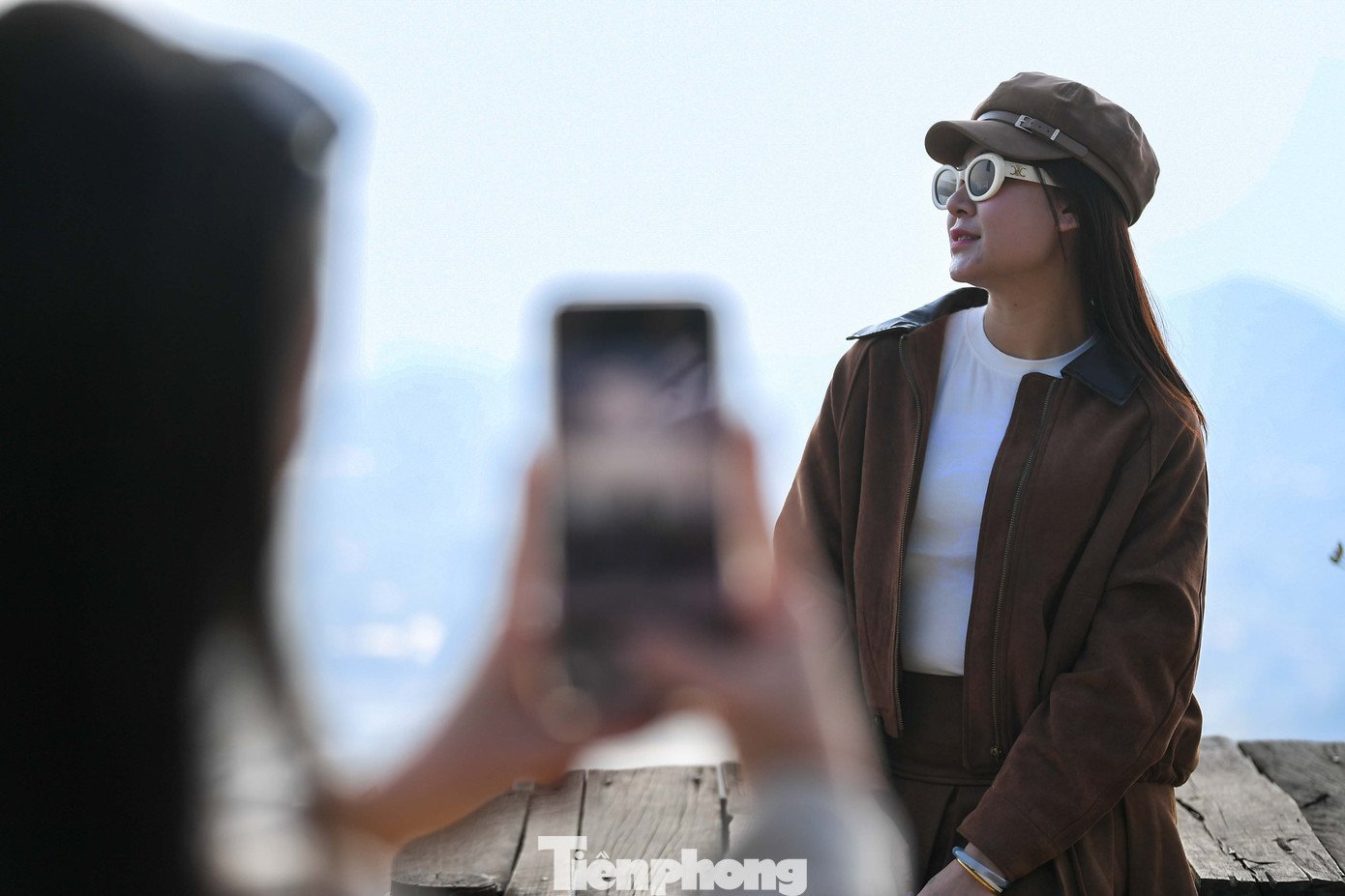 Một nhóm du khách đến từ Thanh Hóa cho biết đã di chuyển từ tối hôm trước để kịp săn mây. “Chúng tôi xem ảnh trên mạng khá lâu nên quyết định đến thử. Thực tế còn đẹp hơn tưởng tượng, mây dày và trôi rất chậm, đứng trên cao nhìn xuống thấy choáng ngợp”.