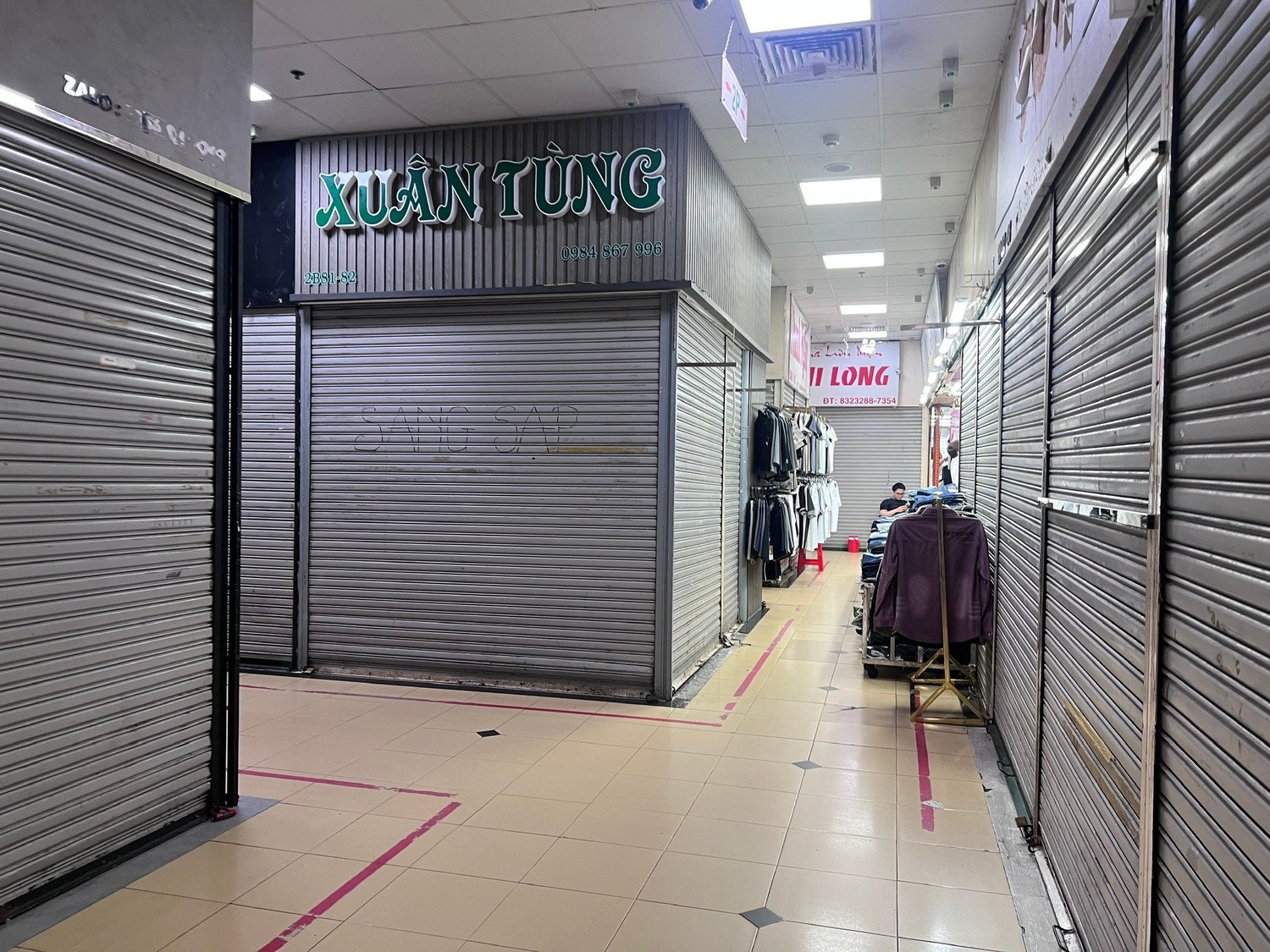 Những quầy hàng đóng cửa kín mít tại chợ truyền thống trong thời điểm cận Tết