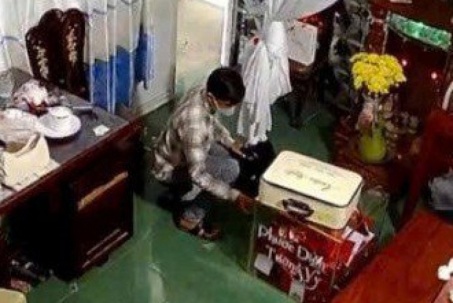 CLIP: Nam thanh niên lẻn vào tiệc cưới ăn cắp tiền mừng để mua vàng và Iphone tặng bạn gái