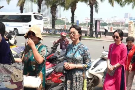 Khách Tây 'may nóng' áo dài, đu trend chụp ảnh Tết Việt