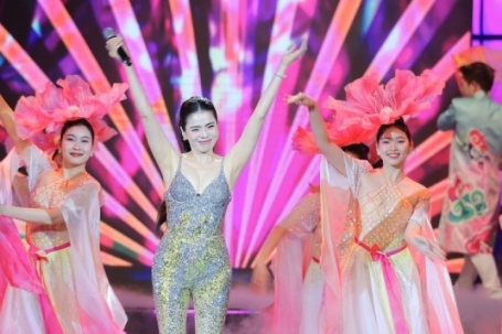 Lệ Quyên khoe dáng gợi cảm với jumpsuit bó sát