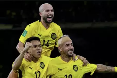 'Chết đuối vớ được cọc', sao nhập tịch Malaysia bỏ ý định giải nghệ