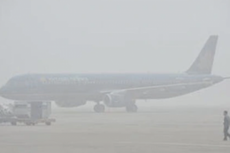 Nội Bài "tê liệt" tạm thời vì sương mù, nhiều chuyến bay phải bay vòng, hoãn cất cánh, chuyển hướng