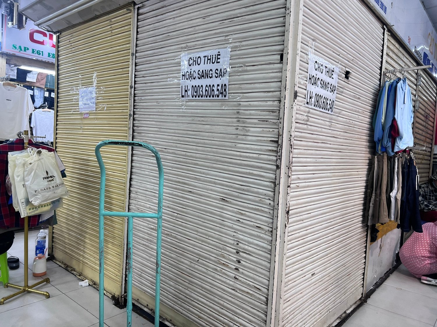 Những lý do về quy định thuế mới khiến chi phí vận hành tăng; khó cạnh tranh với các sàn thương mại điện tử; chợ tự phát bao vây chợ truyền thống... khiến nhiều tiểu thương đuối sức. "Khi áp dụng thuế kê khai, tôi phải thuê thêm nhân viên. Trong lúc buôn bán lại ế ẩm, dù cố gắng cách mấy cũng không đủ sức tiếp tục duy trì việc buôn bán không nên tôi quyết định sang sạp, nghỉ bán" - bà Thu, tiểu thương kinh doanh quần áo tại An Đông Plaza trút nỗi lòng.