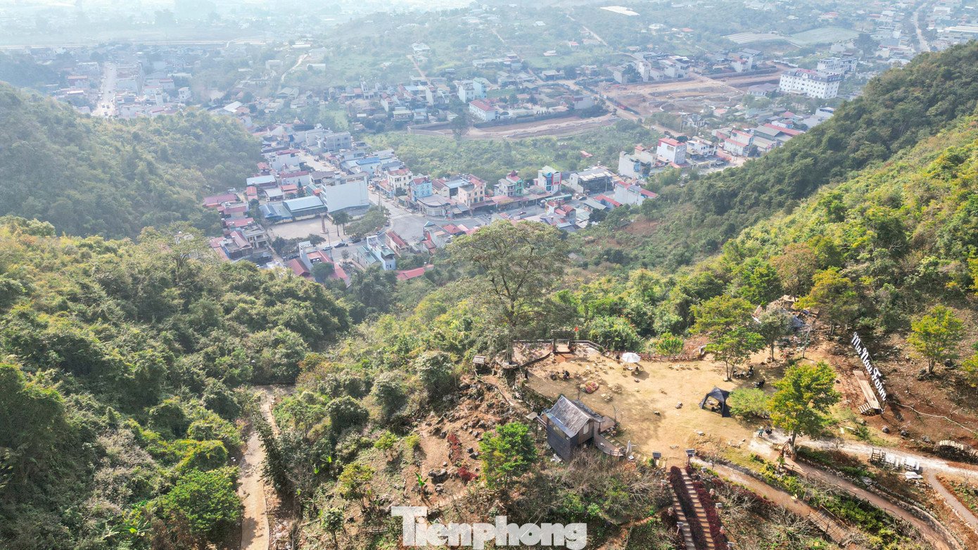 Theo ghi nhận, vào các ngày cuối tuần, điểm săn mây này đón hàng trăm lượt khách. Dù lượng người đông vào giờ cao điểm, không gian trên đỉnh núi vẫn giữ được nét thoáng đãng, thiên nhiên là yếu tố chính tạo nên sức hút.