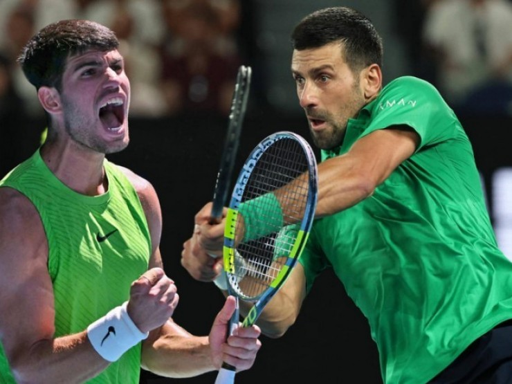 Alcaraz (bên trái) đang học hỏi để hoàn thiện cách giao bóng giống Djokovic (bên phải)