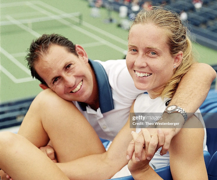 Chuyện tình cảm giữa&nbsp;Font De Mora và cựu nữ VĐV&nbsp;Meghann Shaughnessy (bên phải) là một trong những bằng chứng để cựu tay vợt giành 22 Grand Slam đánh đôi,&nbsp;Pam Shriver đâm đơn khởi kiện