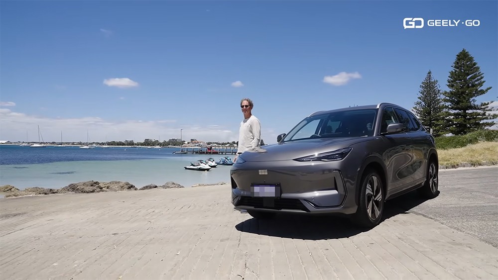 Brett McDonald - Một kỹ thuật viên cơ khí tại Australia bên chiếc xe Geely EX5 yêu thích của mình.
