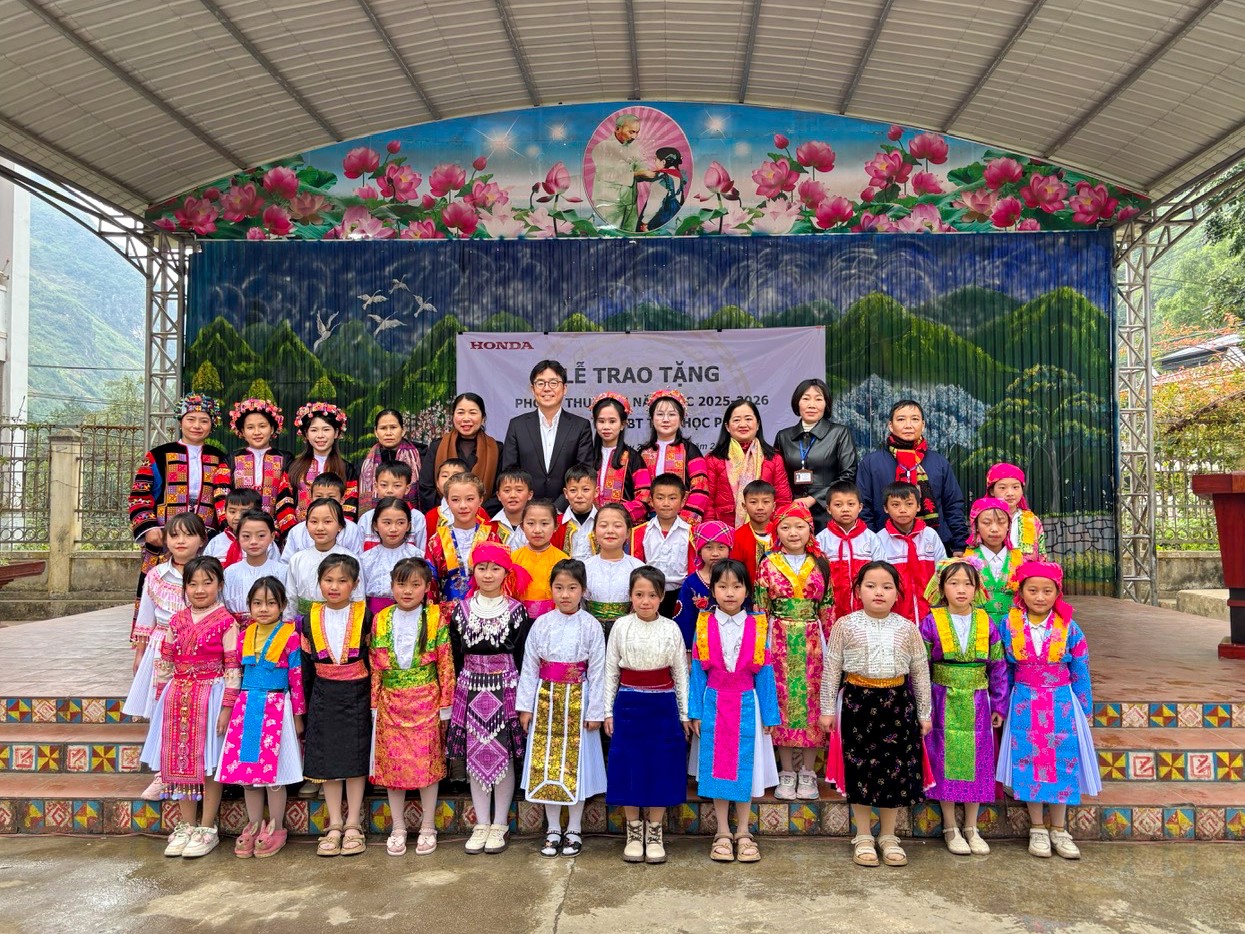 Đại diện Honda Việt Nam chụp ảnh lưu niệm cùng giáo viên và học sinh trường Phổ thông Dân tộc Bán trú Tiểu học Pả Vi