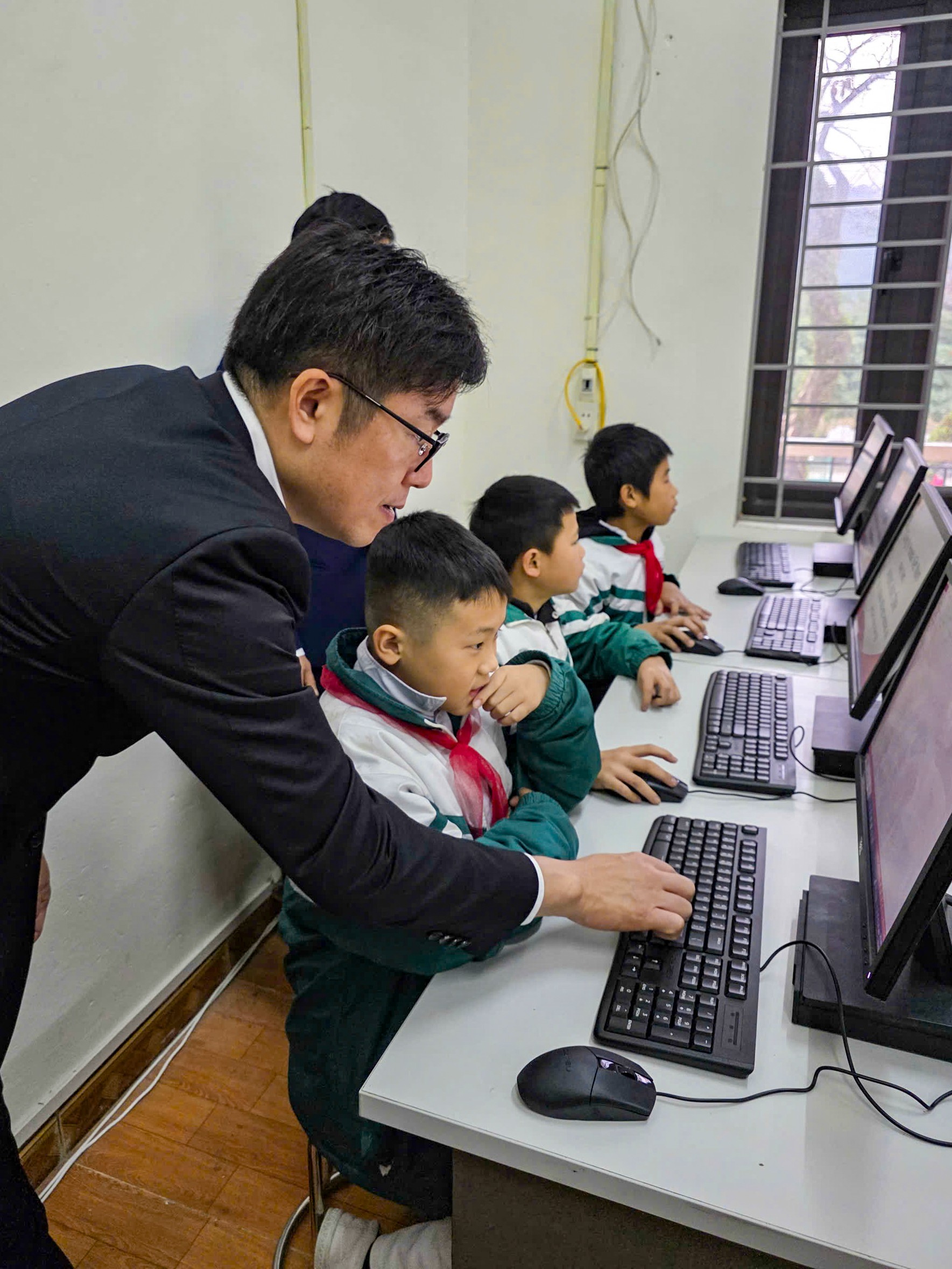 Đại diện Honda Việt Nam hướng dẫn các em học sinh trường Tiểu học Phương Độ cách sử dụng máy tính