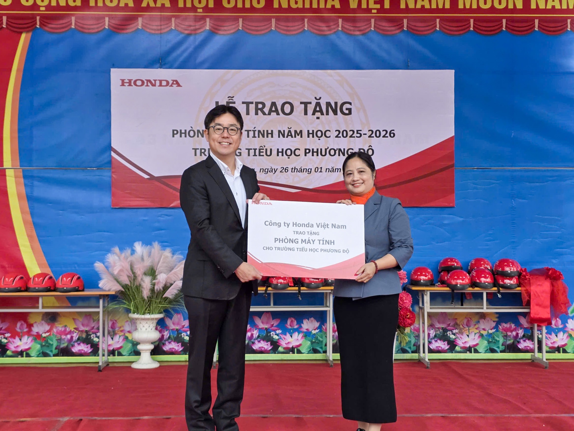Đại diện Honda Việt Nam trao tặng Phòng máy tính cho trường Tiểu học Phương Độ
