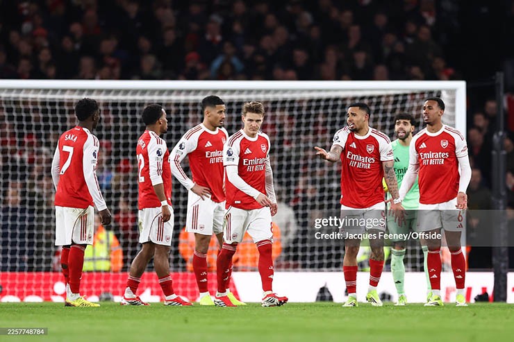 Arsenal còn phải cày ải trên nhiều mặt trận