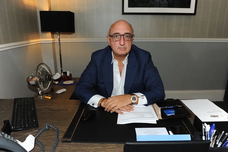 Siêu cò bóng đá Jonathan Barnett&nbsp;bị tố cáo bắt&nbsp;giữ một người phụ nữ làm "nô lệ tình dục" trong suốt 6 năm