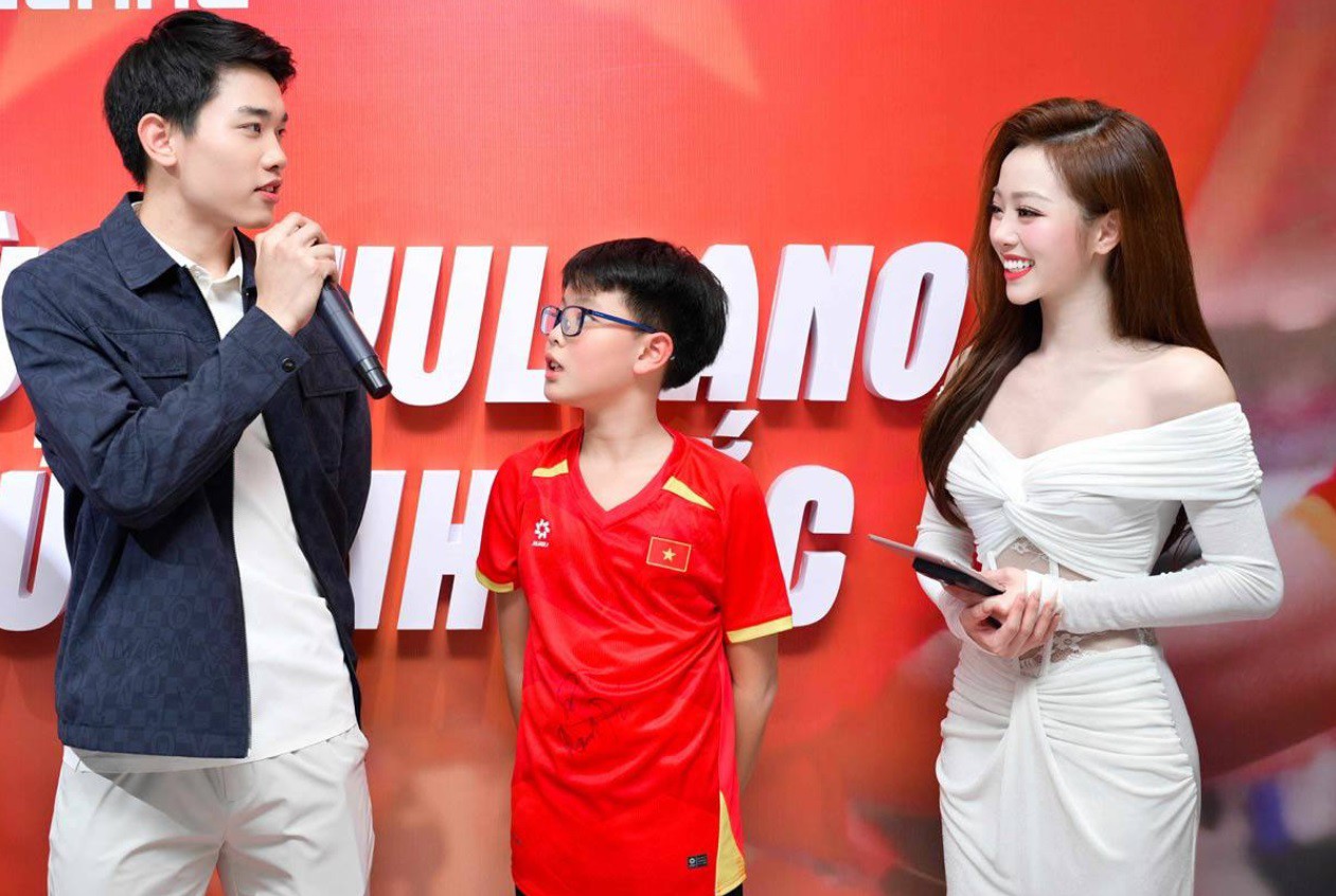 Đình Bắc tại một sự kiện giao lưu cùng người hâm mộ tại trung tâm thương mại