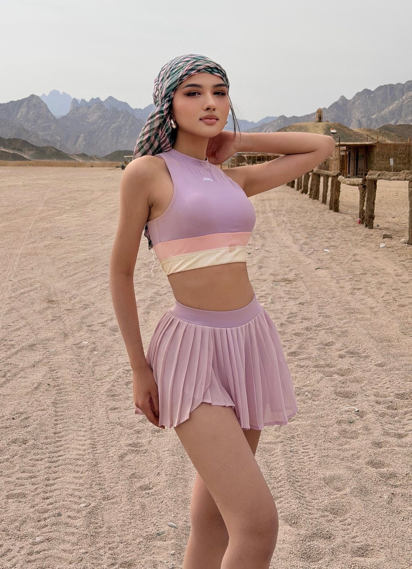 Thu Ngân diện trang phục năng động, khoe vòng eo nhỏ nhắn khi tham gia hoạt động đi xe địa hình trên đồi cát.