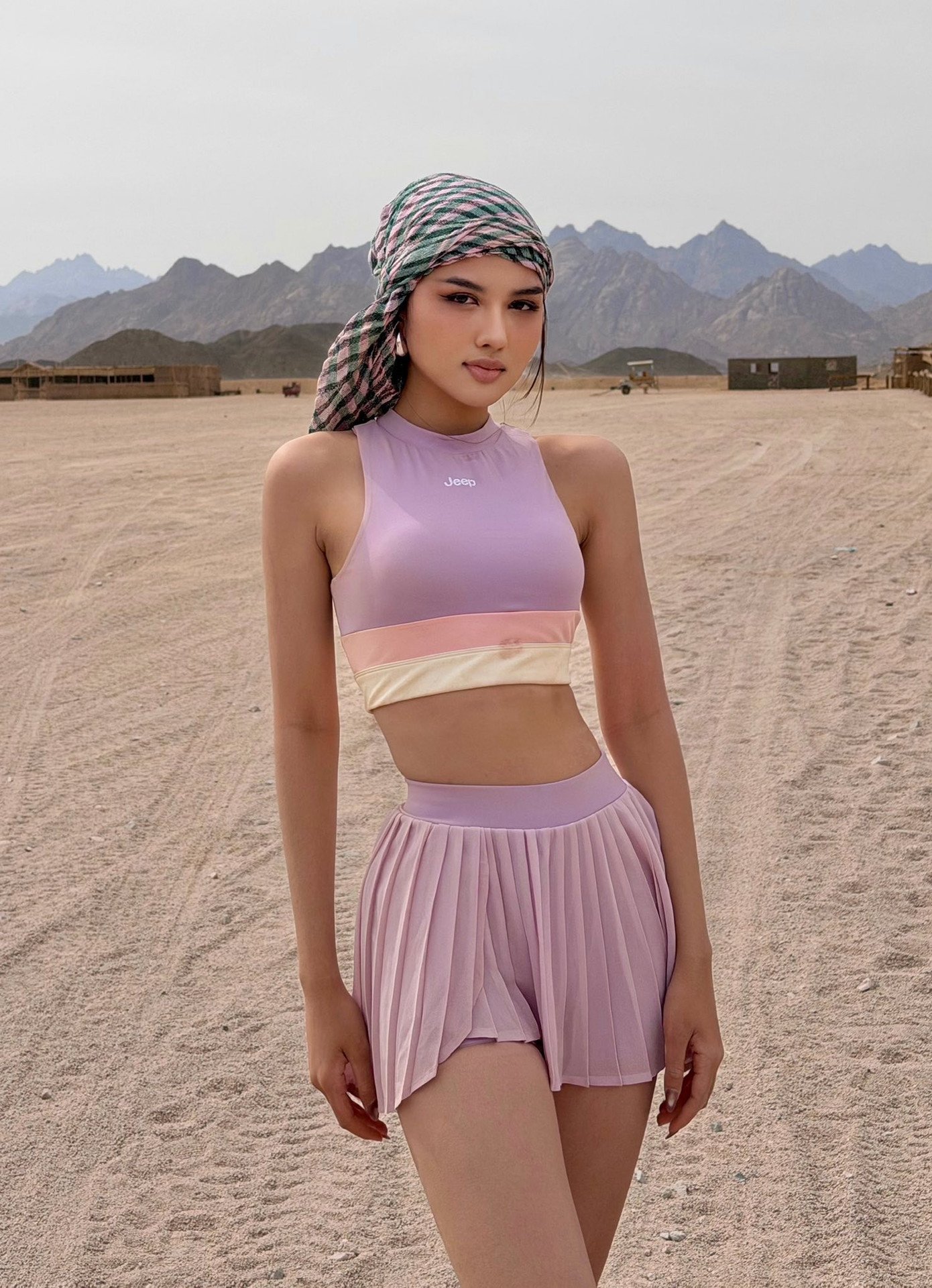 Thu Ngân diện trang phục năng động, khoe vòng eo nhỏ nhắn khi tham gia hoạt động đi xe địa hình trên đồi cát.