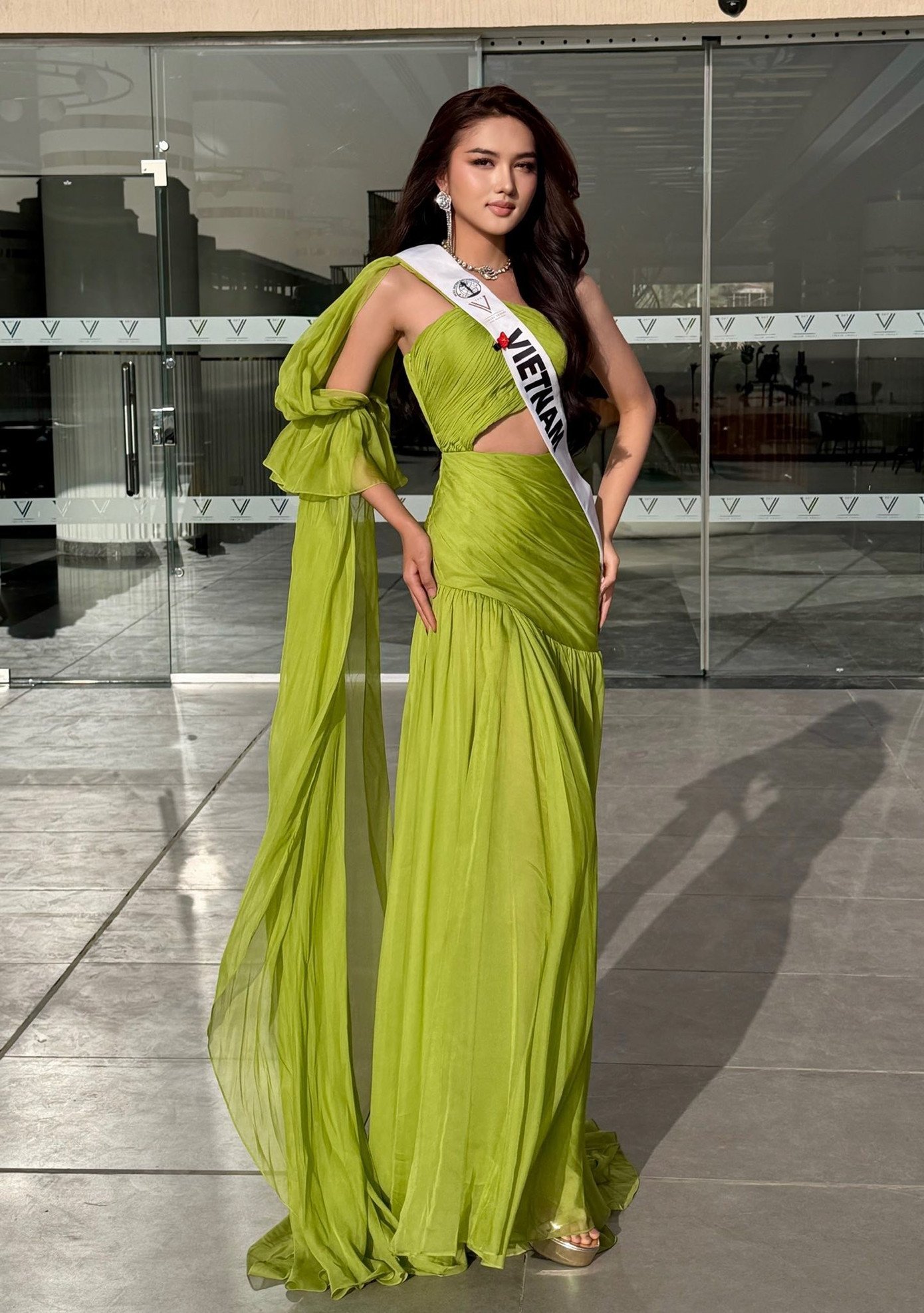 Trong những ngày dự thi ở Ai Cập, Thu Ngân gây ấn tượng với phong cách thời trang sang trọng, chuyên nghiệp. Thu Ngân mang theo 5 vali với khoảng 30 bộ trang phục đến từ nhiều nhà thiết kế trong nước. Trước khi đi thi, cô tập trung chuẩn bị các kỹ năng về giao tiếp tiếng Anh, catwalk, trang điểm, làm tóc...