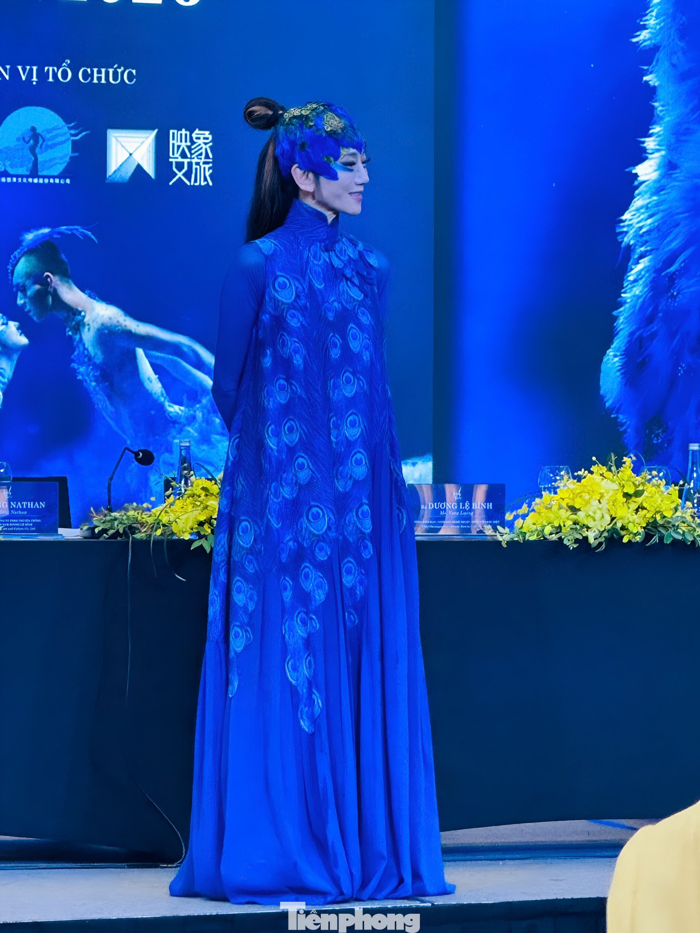 Dương Lệ Bình vừa bước sang tuổi 67 vào ngày 10/11/2025. Tuy nhiên, không có nhiều dấu vết tuổi tác trên gương mặt bà. Nữ nghệ sĩ có gương mặt nhỏ nhắn và đường nét sắc sảo. Ẩn sau trang phục chim công là vóc dáng mảnh mai mà nhiều cô gái đôi mươi cũng phải ghen tỵ.