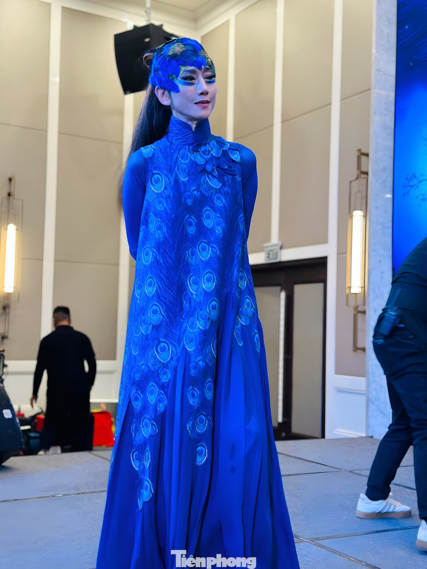 Dương Lệ Bình vừa bước sang tuổi 67 vào ngày 10/11/2025. Tuy nhiên, không có nhiều dấu vết tuổi tác trên gương mặt bà. Nữ nghệ sĩ có gương mặt nhỏ nhắn và đường nét sắc sảo. Ẩn sau trang phục chim công là vóc dáng mảnh mai mà nhiều cô gái đôi mươi cũng phải ghen tỵ.