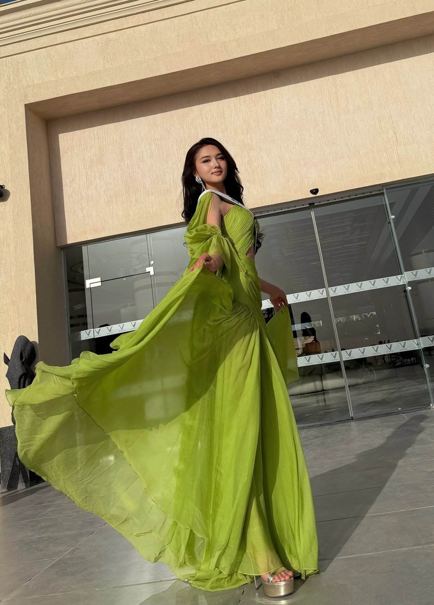 Trong những ngày dự thi ở Ai Cập, Thu Ngân gây ấn tượng với phong cách thời trang sang trọng, chuyên nghiệp. Thu Ngân mang theo 5 vali với khoảng 30 bộ trang phục đến từ nhiều nhà thiết kế trong nước. Trước khi đi thi, cô tập trung chuẩn bị các kỹ năng về giao tiếp tiếng Anh, catwalk, trang điểm, làm tóc...