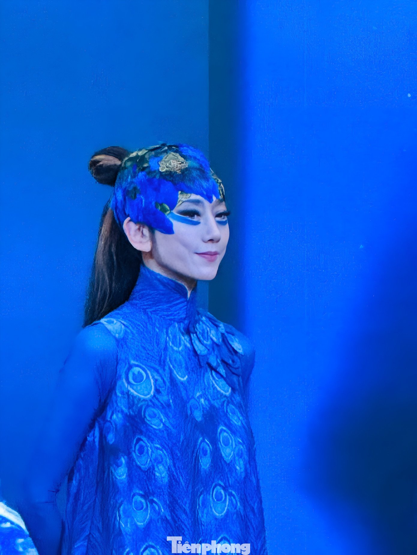 Trong buổi họp báo, khi được hỏi về bí quyết giữ được phong độ ngoại hình, vũ sư sinh năm 1958 cho biết bản thân là người biết tiết chế và quản lý vóc dáng một cách nghiêm khắc, kỷ luật. Tuy nhiên, bà phủ nhận tin đồn không ăn cơm hàng thập kỷ qua. Bà thừa nhận có những ngày biểu diễn, không ăn cơm từ sáng đến tối, nhưng không hề có chuyện không ăn cơm suốt nhiều năm. Mỗi tuần, bà có hai ngày không ăn, vì bà tin điều đó tốt cho cơ thể. Nữ nghệ sĩ cho biết thêm cân nặng hiện tại của bà dao động từ 42-44 kg. Ngày nào bà cũng đứng lên cân, từ đó khống chế trọng lượng cơ thể để đảm bảo không bị lệch khỏi tiêu chuẩn. Bà cho rằng cần cân bằng dinh dưỡng cho cơ thể, tóc có thể rụng hết nếu nhiều năm không ăn cơm.