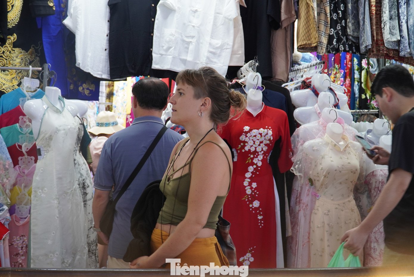 Khách Tây 'may nóng' áo dài, đu trend chụp ảnh Tết Việt - 6