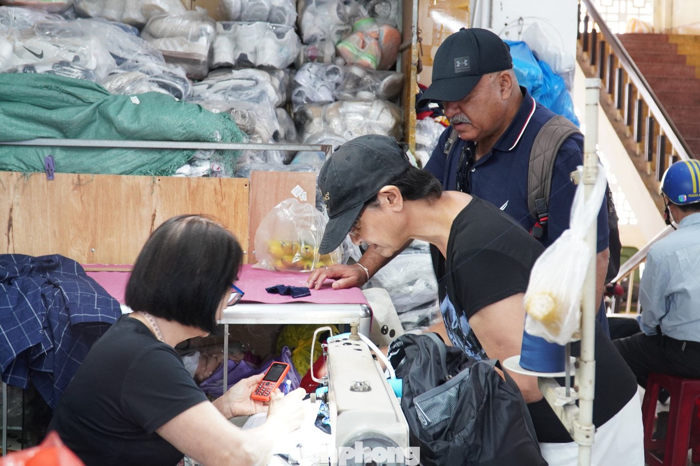 Khách Tây 'may nóng' áo dài, đu trend chụp ảnh Tết Việt - 19