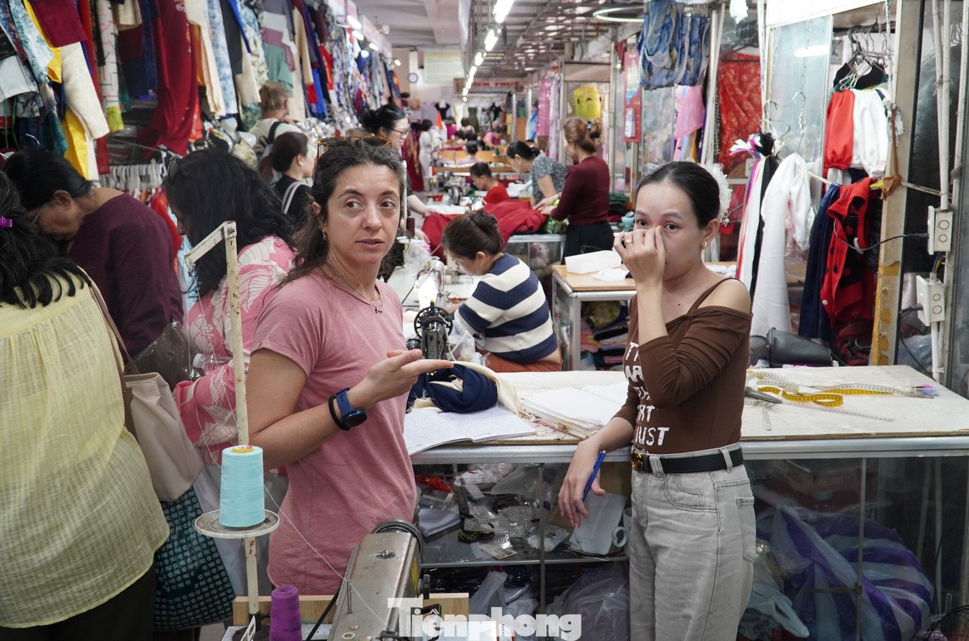 Khách Tây 'may nóng' áo dài, đu trend chụp ảnh Tết Việt - 18