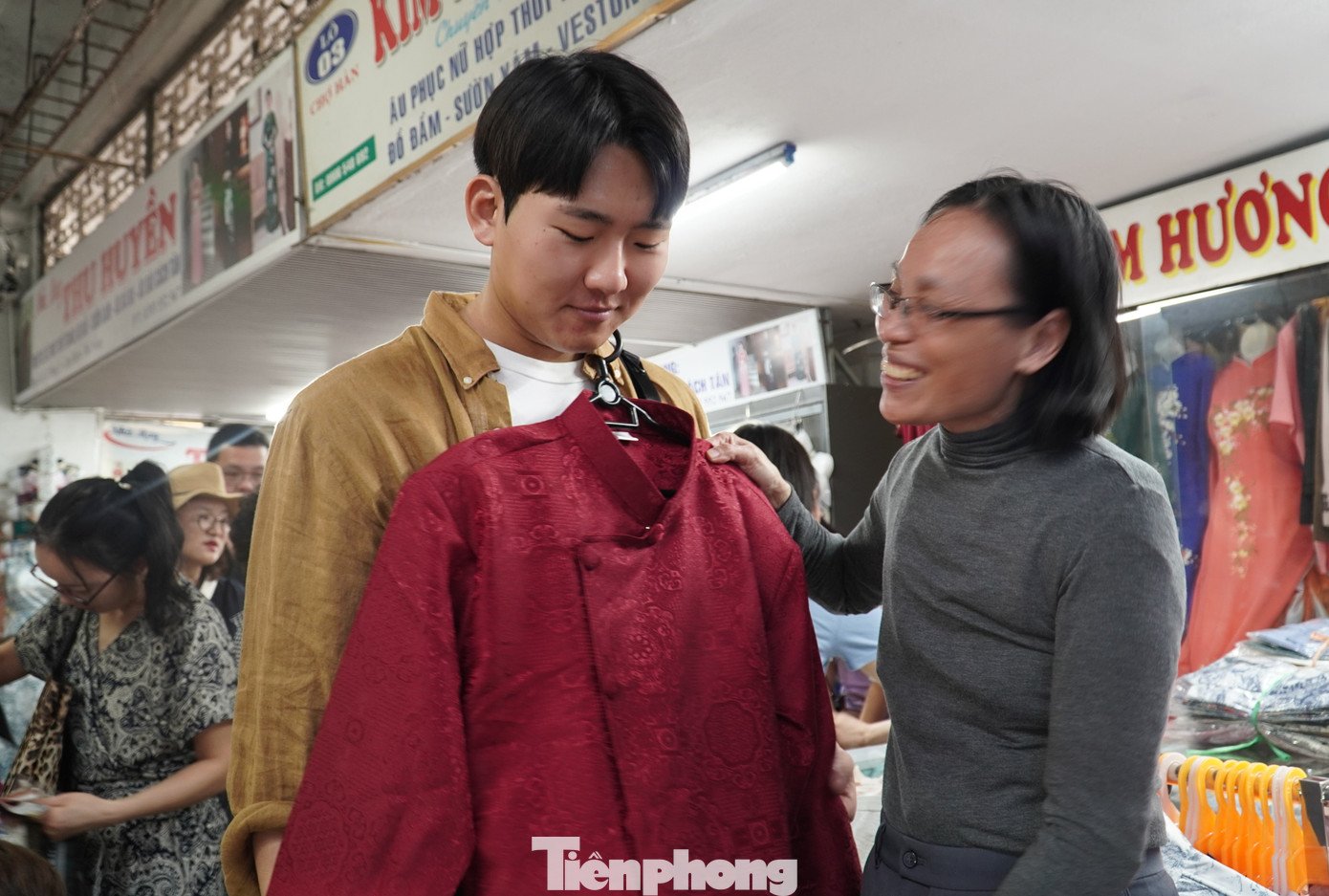 Khách Tây 'may nóng' áo dài, đu trend chụp ảnh Tết Việt - 23