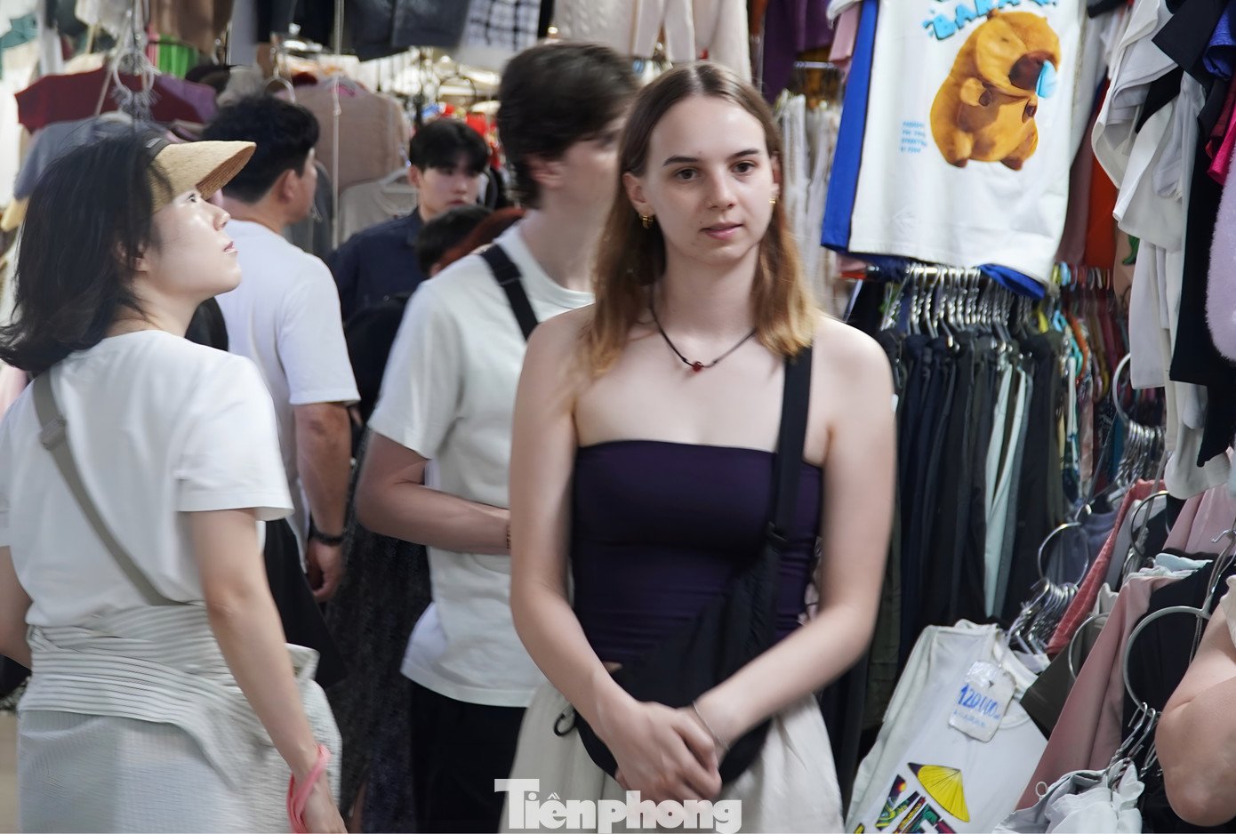 Khách Tây 'may nóng' áo dài, đu trend chụp ảnh Tết Việt - 3