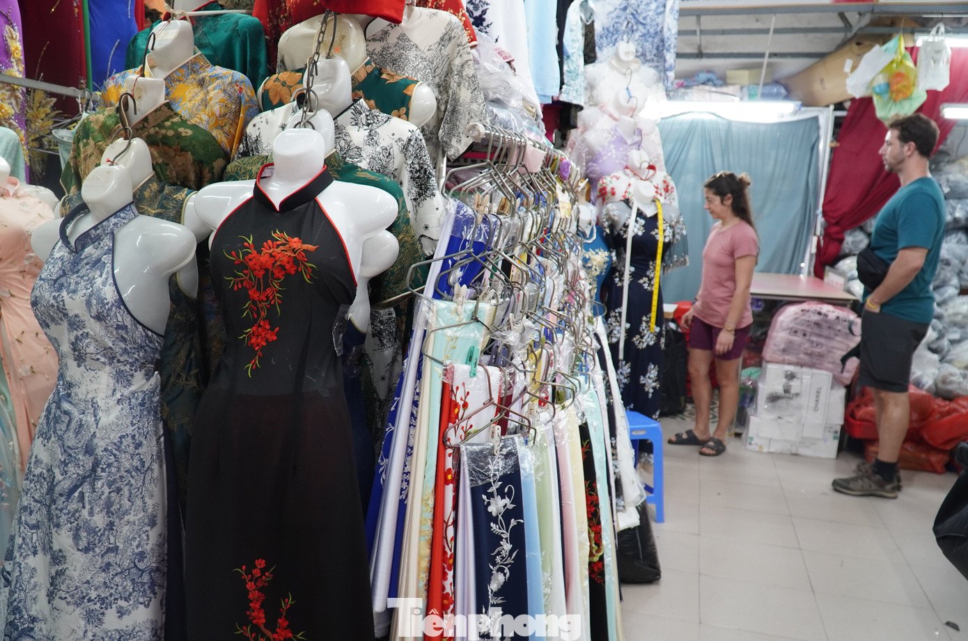 Khách Tây 'may nóng' áo dài, đu trend chụp ảnh Tết Việt - 15