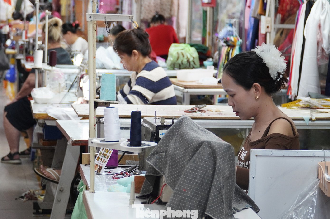 Khách Tây 'may nóng' áo dài, đu trend chụp ảnh Tết Việt - 20