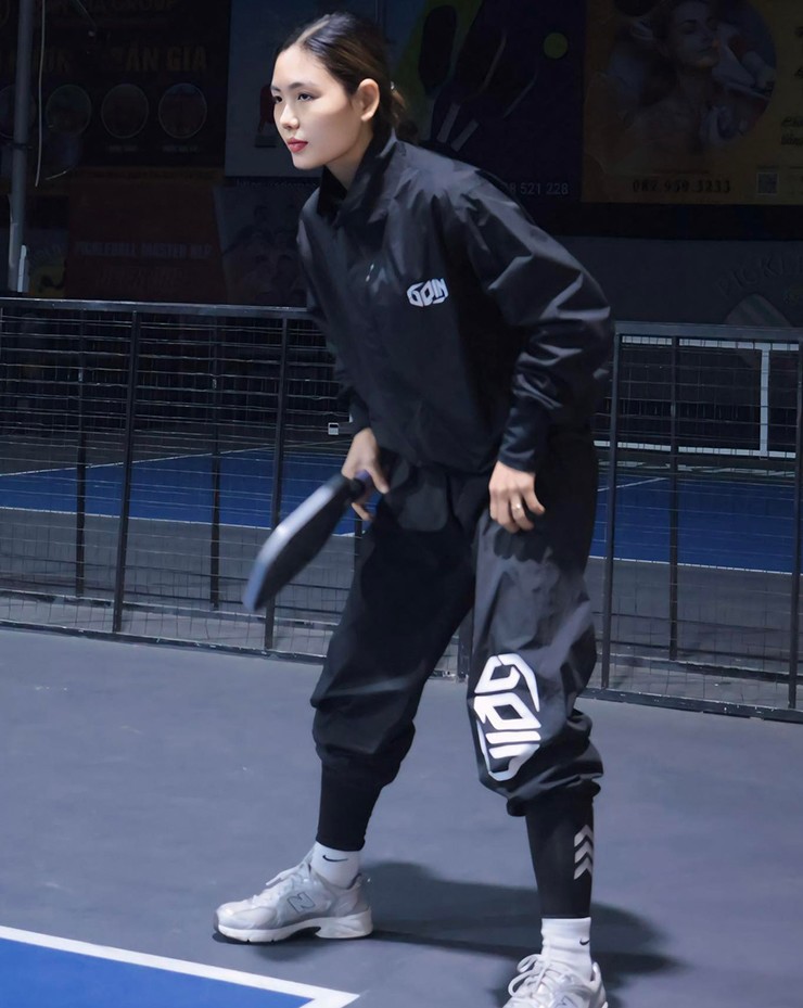 Đào Thị Hồng Nhung diện đồ võ chơi pickleball