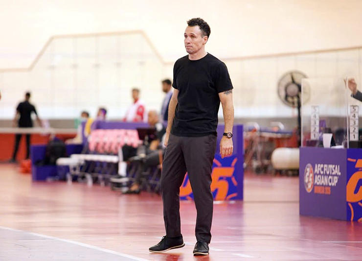 HLV Giustozzi chỉ đạo học trò ở trận đấu giữa Việt Nam và Kuwait.