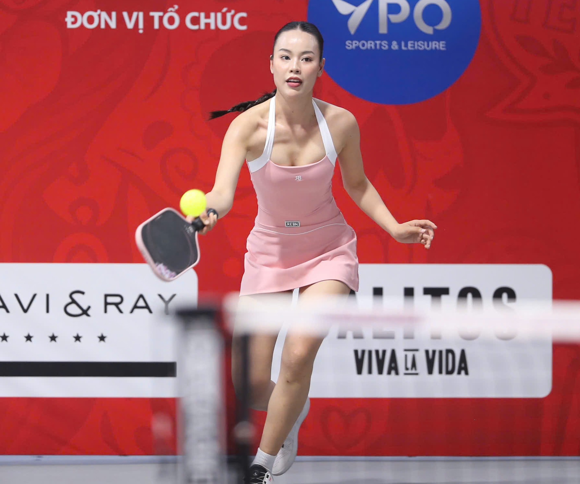 Nhờ nền tảng thể thao khi có nhiều năm tập gym, duy trì thói quen chạy bộ, bơi và chơi bóng chuyền, Ánh Vương nhanh chóng bắt nhịp tốt với pickleball. Dù lịch trình công việc bận rộn, cô dành trung bình 3-4 buổi trong tuần để tập luyện. Điều đáng nói, Ánh Vương thường ra sân vào sáng sớm hoặc tối muộn, sau khi kết thúc công việc.