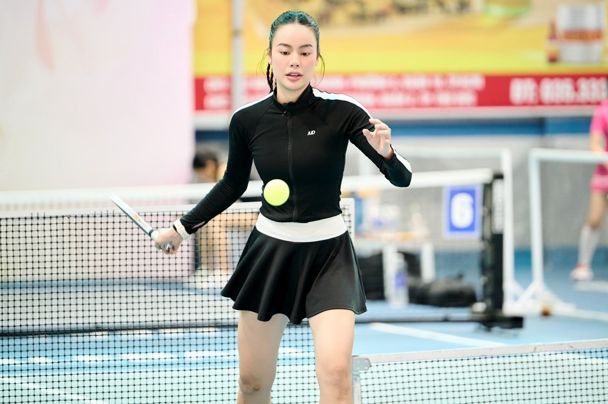 Để thực hiện mục tiêu này, người đẹp cao 1m74 cho biết trong thời gian về quê nhà tại Bình Thuận&nbsp;nghỉ Tết, cô vẫn duy trì thói quen tập thể thao.